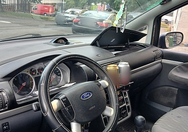 Plechovky s pivem v drácích nápoj byly jasným znamením, e s idiem není ve...