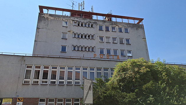 Budova eské poty na námstí Míru v Ronov pod Radhotm. (ervenec 2025)