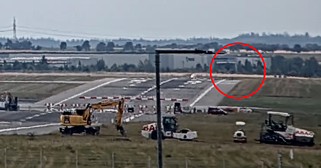 Motorkář ujel policistům na ranvej letiště v Ruzyni a zastavil provoz. Zadrželi ho doma