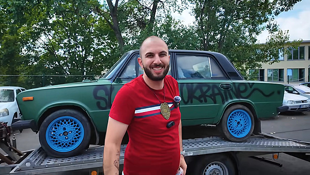 Macinka bez ochranky u muže v kukle. Nachytal se partou trollů, nechápe opozice