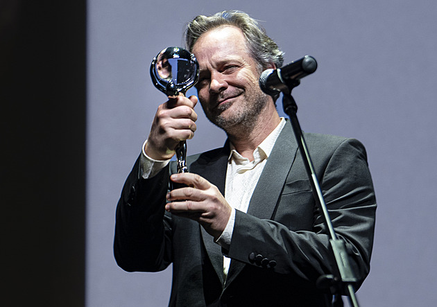 Nejsem Tom Cruise, nemusím se zavděčit všem, říká hvězda Varů Peter Sarsgaard