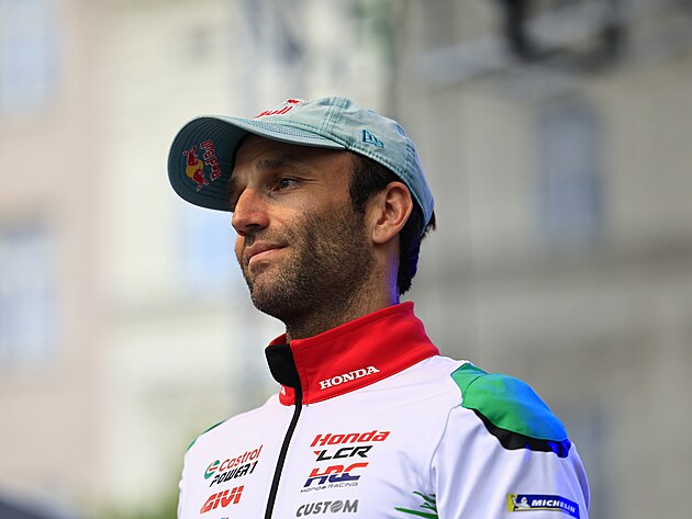 Francouzsk motocyklov zvodnk Johann Zarco na autogramid ped Grand Prix v...