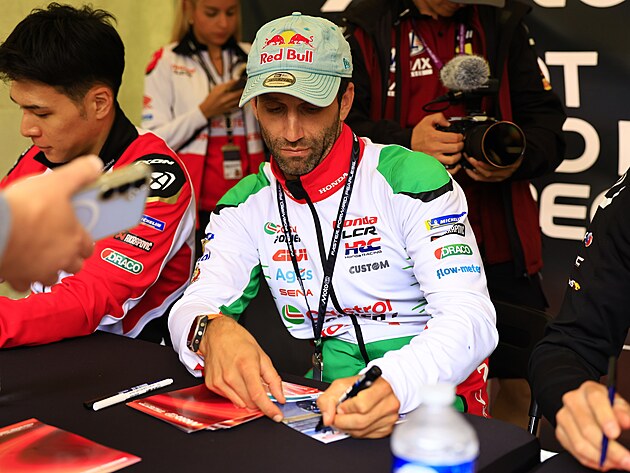 Francouzsk motocyklov zvodnk Johann Zarco na autogramid ped Grand Prix v...
