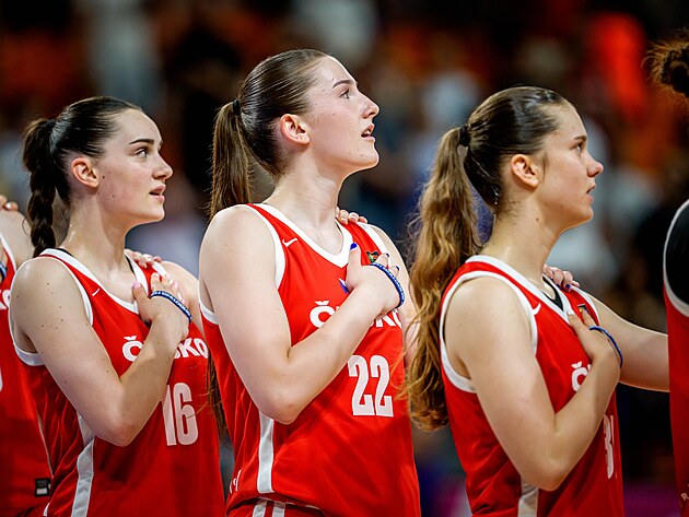 esk basketbalistky ped zpasem proti Argentin na MS do 19 let v Brn. (13....
