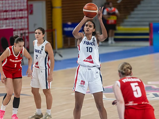 Ainhoa Risacherov se chyst k trestnmu hodu bhem osmifinle s eskem na MS...