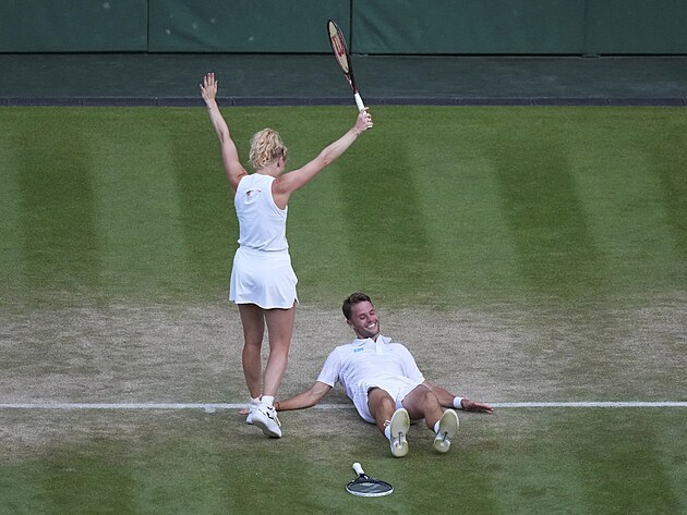 Sem Verbeek ve Kateřina Siniaková, Wimbledon'daki karışık çiftlerde zaferi kutluyor.