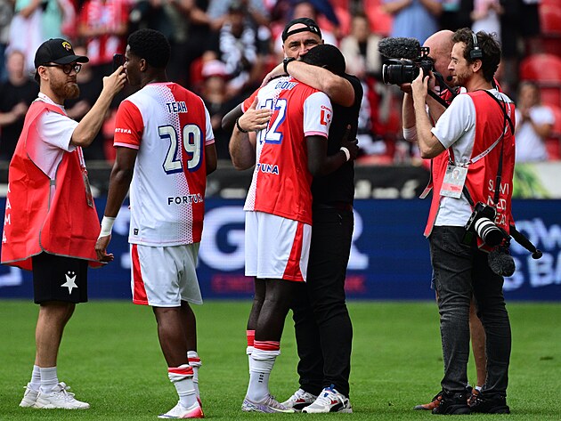 El Hadji Malick Diouf ze Slavie Praha se lou s trenrem Jindichem...