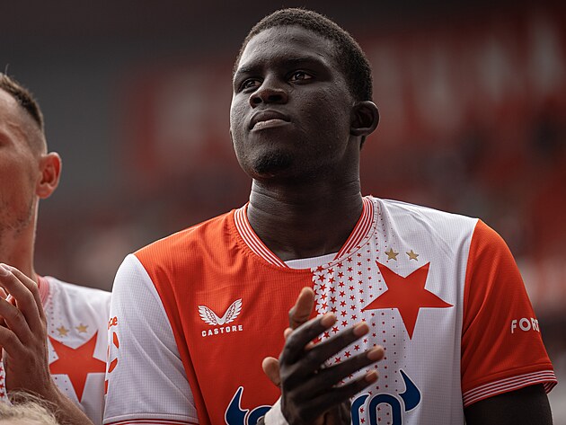 El Hadji Malick Diouf ze Slavie Praha se lou s fanouky po ppravnm utkn...