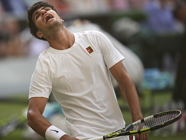 Carlos Alcaraz reaguje bhem finle musk dvouhry ve Wimbledonu.