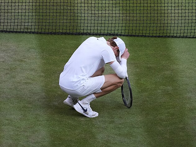 Ital Jannik Sinner dojat slav triumf v musk dvouhe ve Wimbledonu.