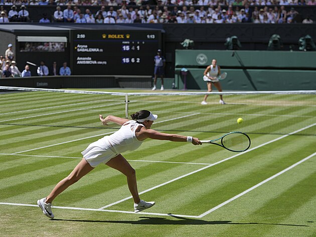 Amerianka Amanda Anisimovov returnuje bhem semifinle Wimbledonu.