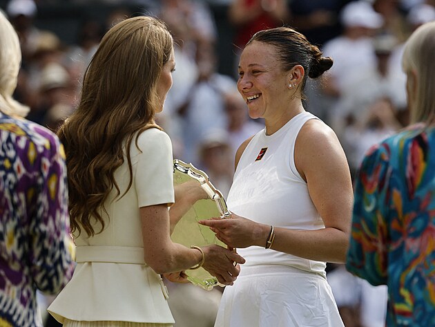 Amanda Anisimovov pebr od princezny Kate trofej pro poraenou finalistku...