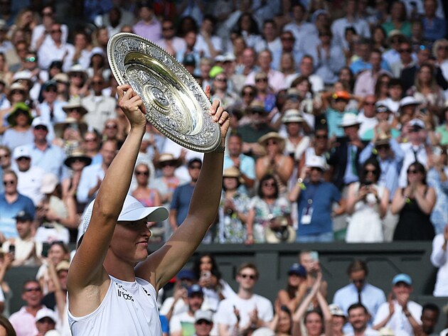 Iga wiatekov ukazuje fanoukm trofej pro vtzku Wimbledonu.