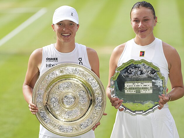 Iga wiatekov pzuje s talem pro vtzku Wimbledonu a Amanda Anisimovov s...