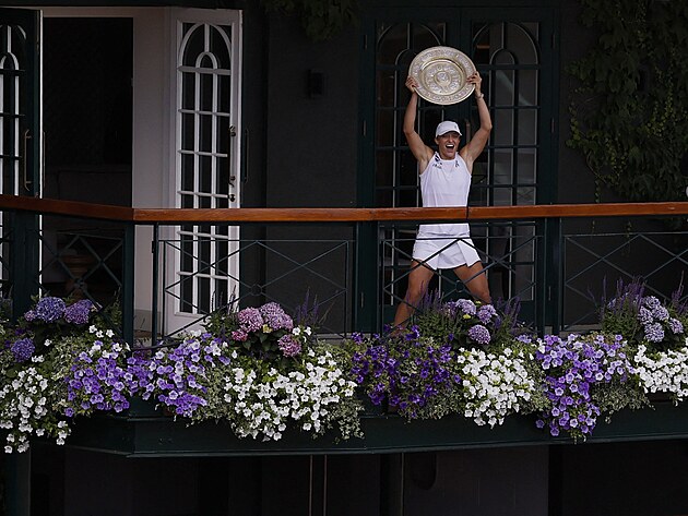 Iga wiatekov na ikonickm balkon s talem pro vtzku Wimbledonu.