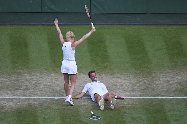 Sem Verbeek a Kateina Siniakov slav triumf ve smen tyhe ve Wimbledonu.
