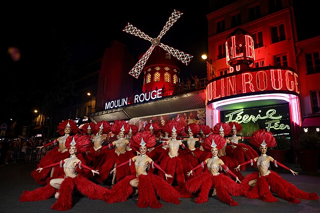 A opět se točí. Moulin Rouge se pyšní funkčními lopatkami, tančil se kankán