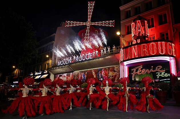 A opět se točí. Moulin Rouge se pyšní funkčními lopatkami, tančil se kankán