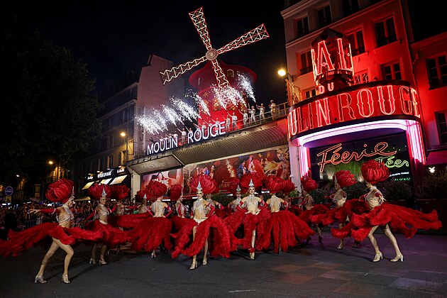A opět se točí. Moulin Rouge se pyšní funkčními lopatkami, tančil se kankán