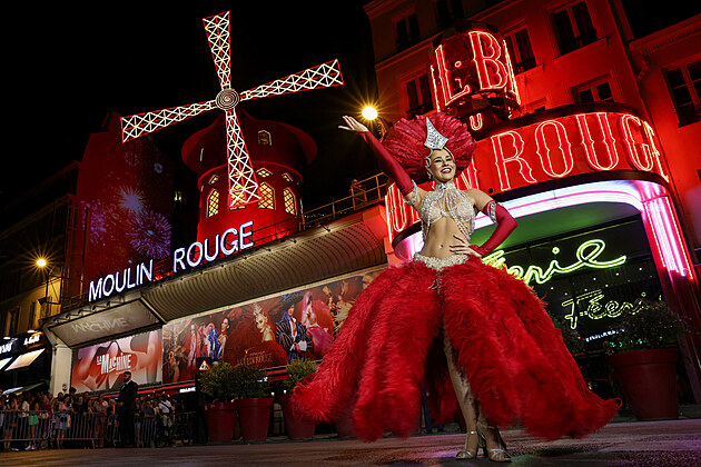 A opět se točí. Moulin Rouge se pyšní funkčními lopatkami, tančil se kankán