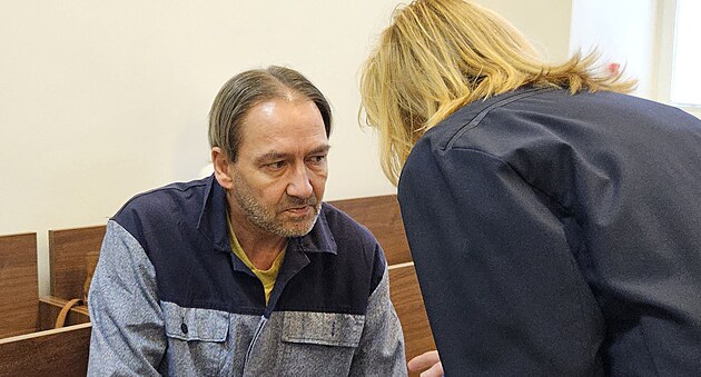 Obalovaný Pavel Sova pi rozhovoru se svou obhájkyní. (10. ervence 2025)