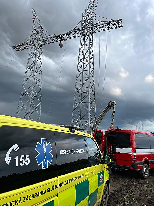 Dva montéi spadli ze sloupu vysokého naptí u Oelic. (10. ervence 2025)