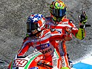 Nicky Hayden a Valentino Rossi na jednom stroji. (foto z vstavy Marka Paulka...