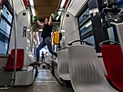 Tramvaje zajdj do myky nkolikrt tdn. DPP ist vnitn prostory voz...