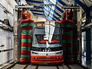 Tramvaje zajdj do myky nkolikrt tdn. DPP ist vnitn prostory voz...