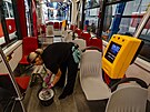 Tramvaje zajdj do myky nkolikrt tdn. DPP ist vnitn prostory voz...