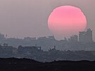 Západ slunce nad severní Gazou p�i pohledu z izraelské strany hranice. (15....