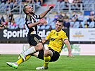 Ji�í Skalák padá po souboji s brn�nským Jakubem Klímou.