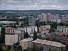 Pohled ze stechy socialistickho mrakodrapu na Ostrilov ulici v centru...