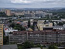Pohled ze stechy socialistickho mrakodrapu na Ostrilov ulici v centru...
