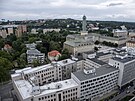 Pohled ze stechy socialistickho mrakodrapu na Ostrilov ulici v centru...