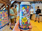 Daniel Kyncl plechovky nazdobil pestrobarevnou grafikou s loklnmi tmaty....