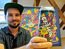 Daniel Kyncl (na snmku) plechovky nazdobil pestrobarevnou grafikou s loklnmi...