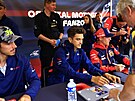 Zleva vítz ampionátu MotoGP z roku 2020 Joan Mir, vedle nj jeho týmový...