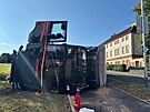 Kamion zstal po nehod v Klatovech leet na boku. To komplikovalo hasim...