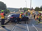 Auto se spcm idiem skonilo v Temon tsn vedle elezninho pejezdu....