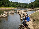 Nzk prtok v ece Vltav na zatku vodnho dla Orlk po ase opt odhalilo...