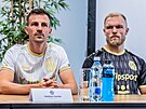 Fotbalist FC Hradec Krlov Vladimr Darida a Mick van Buren v novch dresech...