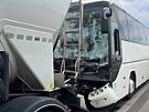 Autobus pln dt se u praskho letit srazil s cisternou, nkolik zrannch