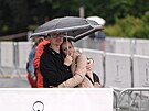 Filmoví fanou�ci v de�ti �ekají na záv�re�ný �ervený koberec MFF Karlovy Vary....