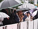 Filmoví fanou�ci v de�ti �ekají na záv�re�ný �ervený koberec MFF Karlovy Vary....