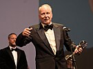 Stellan Skarsgård p�ebírá K�i��álový glóbus za mimo�ádný um�lecký p�ínos...