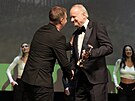 Re�isér Miro Remo p�ebírá hlavní cenu od �védské legendy Stellana...