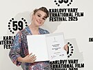 Kate�ina Falbrová ukazuje zvlá�tní uznání, které jí hlavní porota ud�lila za...