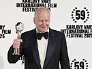 Stellan Skarsgård hrd� ukazuje K�i��álový glóbus za mimo�ádný um�lecký...