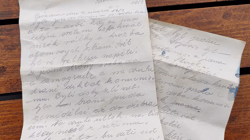 Nalezený dopis �emeslníka, který v roce 1953 ukryl pod podlahou �koly v obci...